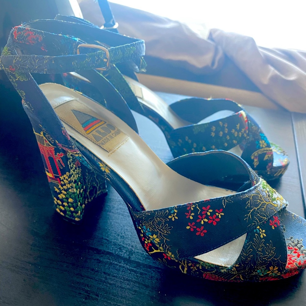 Aldo vintage chinoiserie mandarin silk ankle strap platform heels size 7.5
